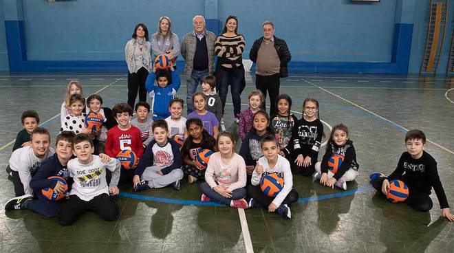 Artigiani del bordo e Vomien insieme per la pallavolo nelle scuole legnanesi