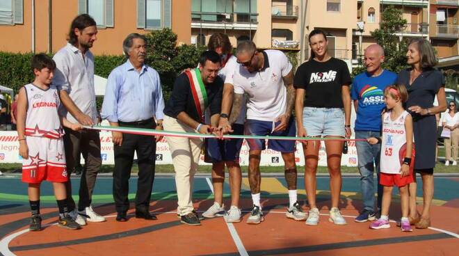 Il momento del taglio del nastro del Playground Knights